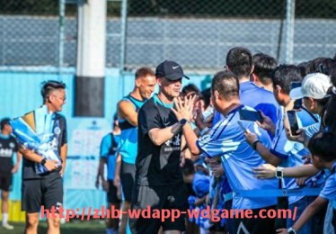 问鼎娱乐官网-2012-13赛季欧冠赛程及球队表现分析